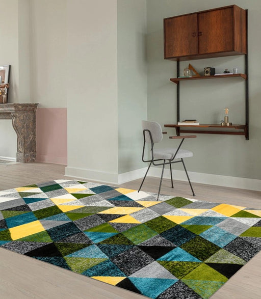 covor modern pentru living cu model geometric triunghiuri verde galben albastru ideal pentru decor elegant si confort zilnic