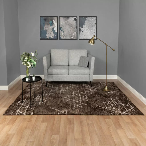 Covor modern maro cu model abstract texturat asezat in living stil contemporan