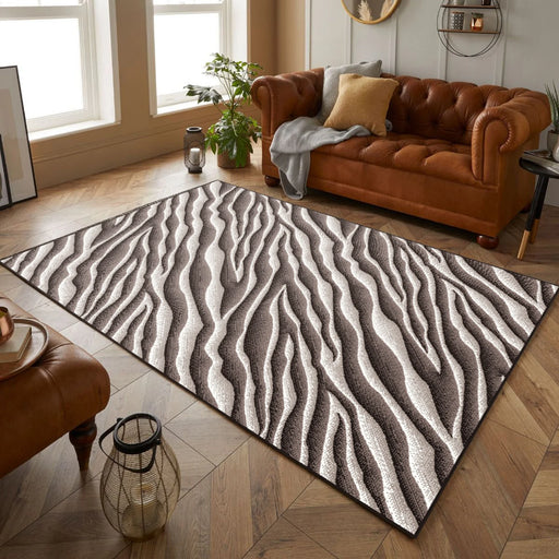 Covor modern maro bej cu model valuri abstracte asezat in living luminos stil contemporan