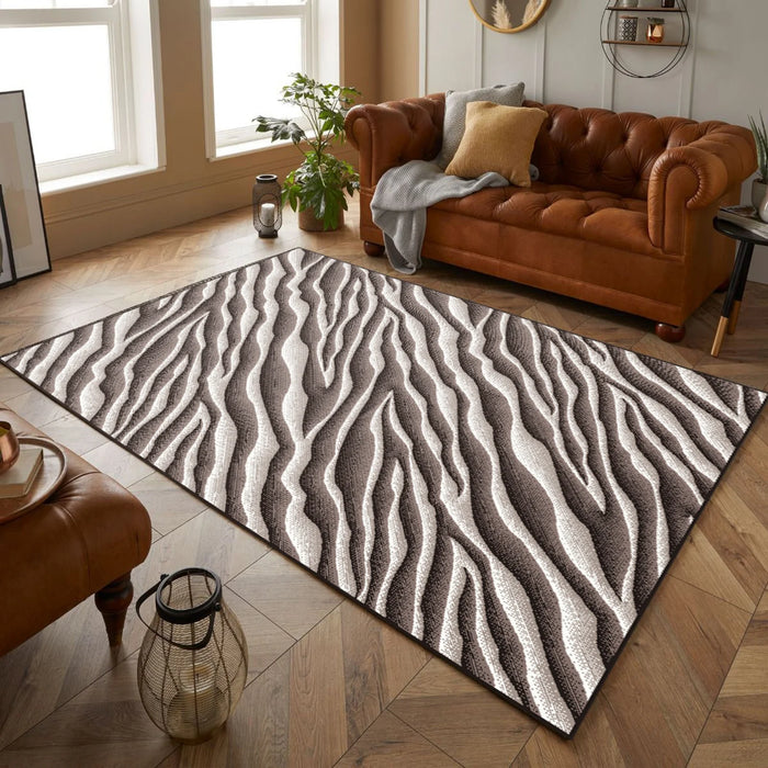 Covor modern maro bej cu model valuri abstracte asezat in living luminos stil contemporan