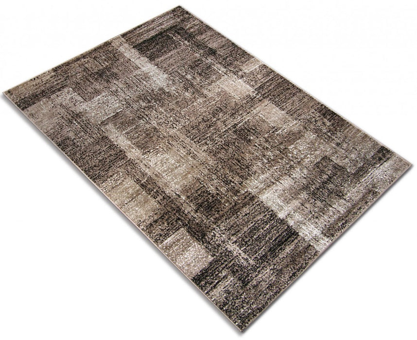 Covor modern maro fotografiat din unghi, evidentiind grosimea si aspectul premium al materialului