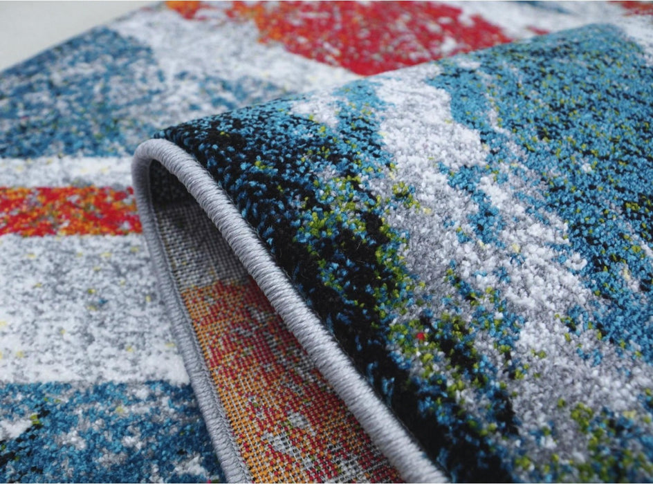 Margine festonata a unui covor modern pentru living cu finisaje elegante si durabilitate crescuta.