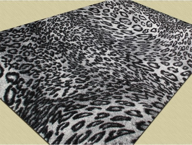 Covor modern pentru living cu imprimeu leopard si design elegant pentru amenajari contemporane.