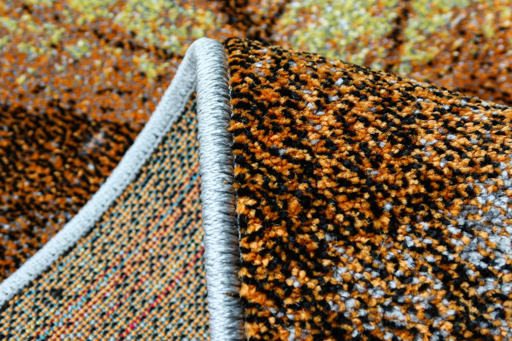 Prim-plan al fibrelor covorului modern, material rezistent si placut la atingere.