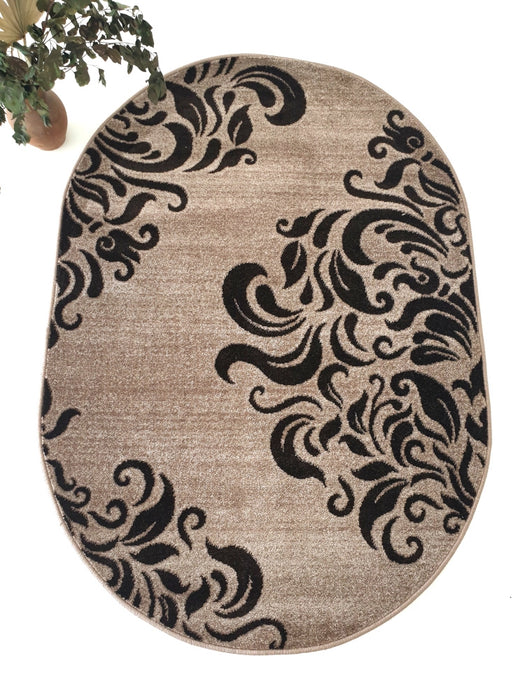 Covor oval bej maro cu design ornamental abstract vazut de sus forma eleganta pentru living modern