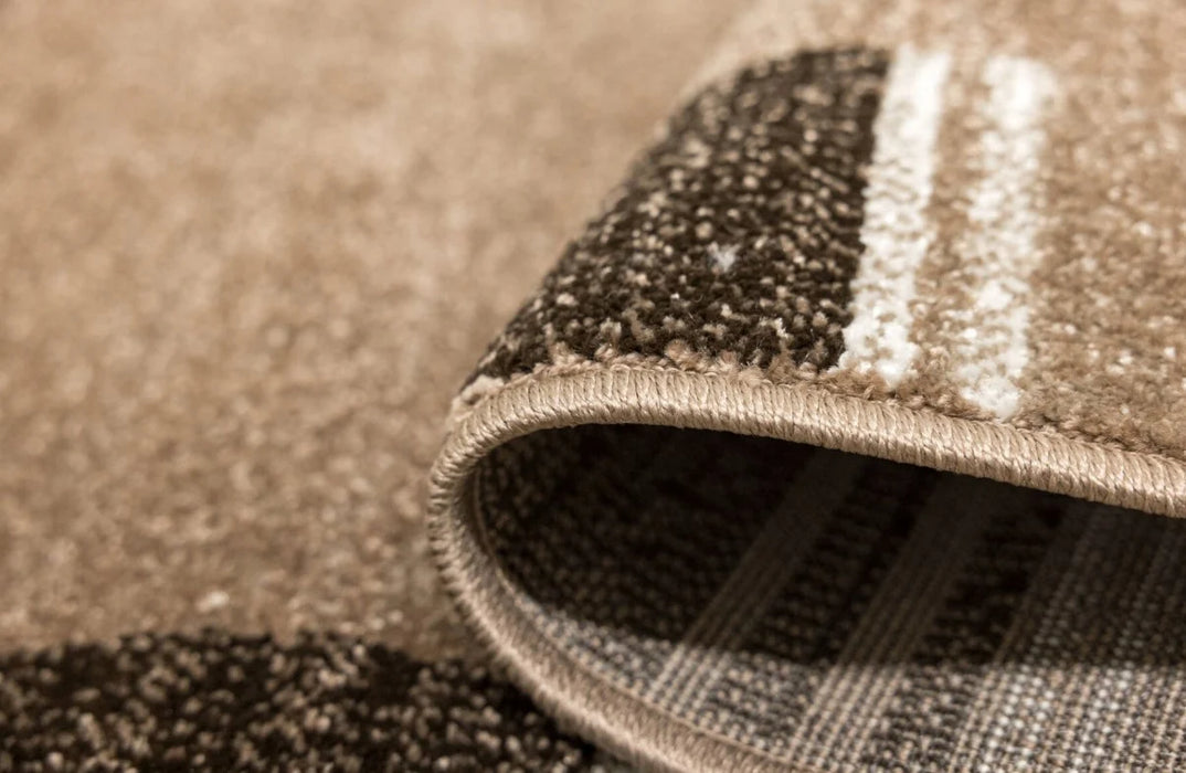 Detaliu covor oval bej maro cu textura moale si finisaj premium pentru living