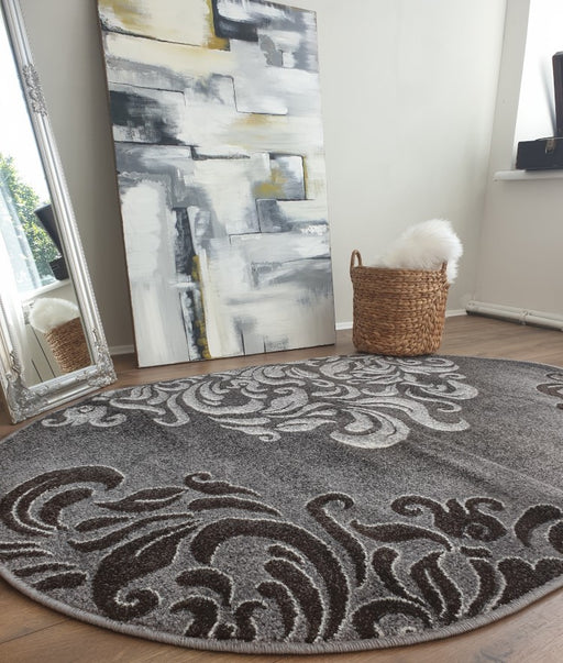 Covor oval modern gri antracit cu model ornamental elegant asezat in living stil contemporan