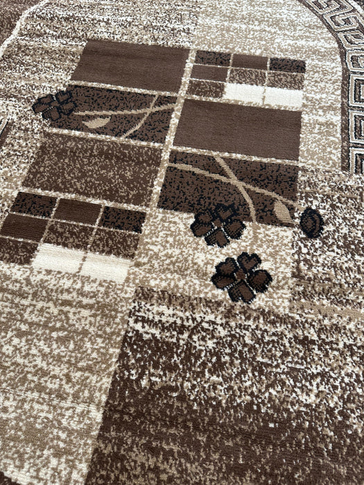 Covor oval modern maro bej vazut din lateral, design geometric