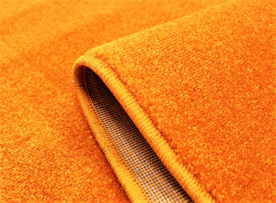 Covor portocaliu gros si rezistent, detalii material premium, covor living confortabil si durabil