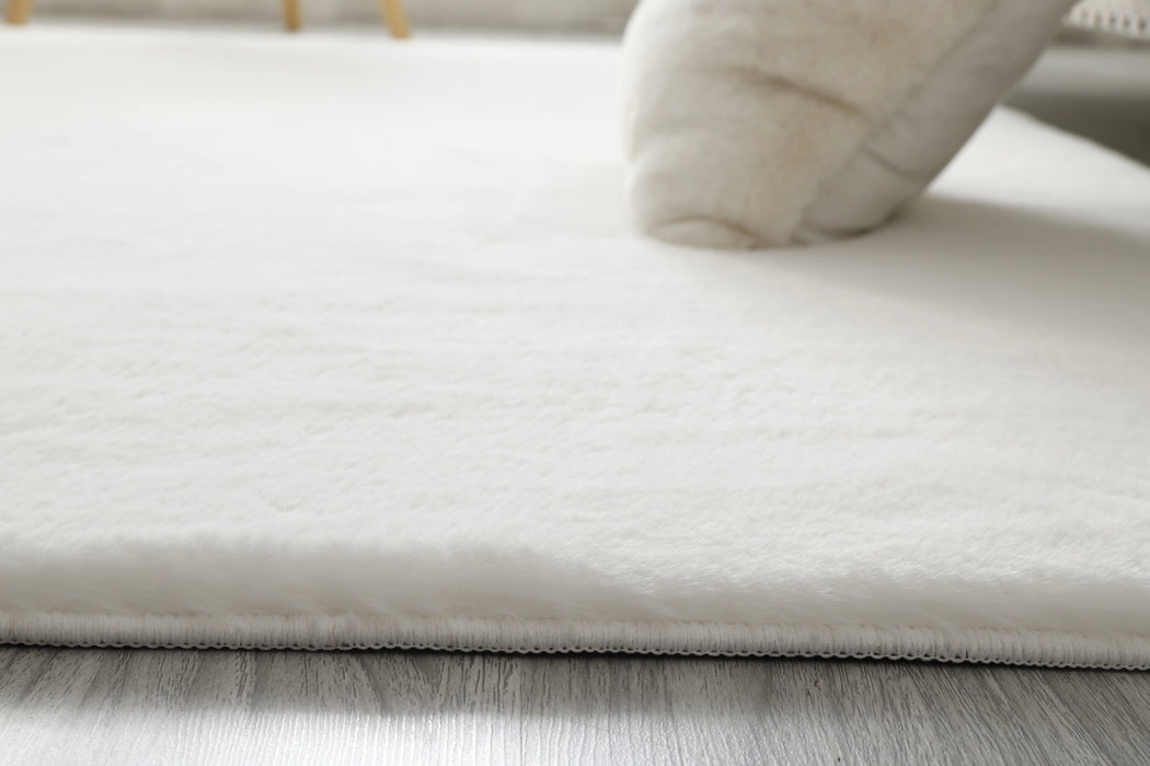 Covor pufos alb tip blanita, textura fina si placuta la atingere, ideal pentru confort si relaxare