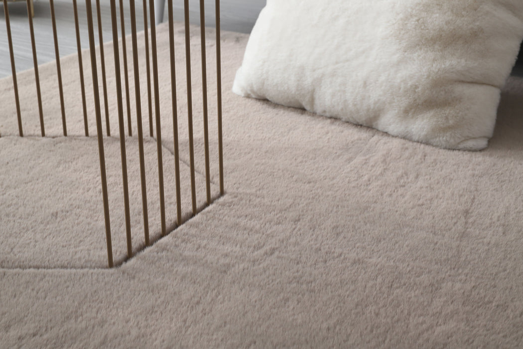 Covor pufos cappuccino pentru living, textura moale tip blanita, perfect pentru decor modern si relaxare