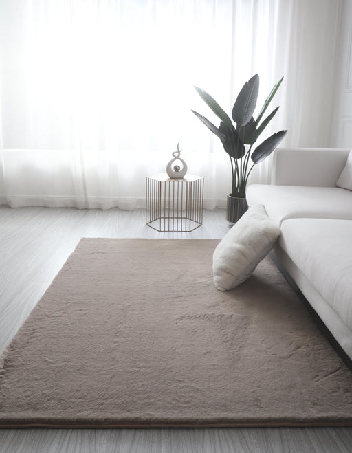 Covor pufos cappuccino pentru living, tip blanita, design modern si elegant, ideal pentru confort zilnic