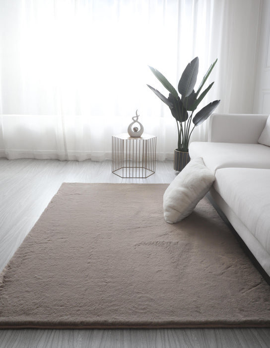 Covor pufos cappuccino pentru living, tip blanita, design modern si elegant, ideal pentru confort zilnic
