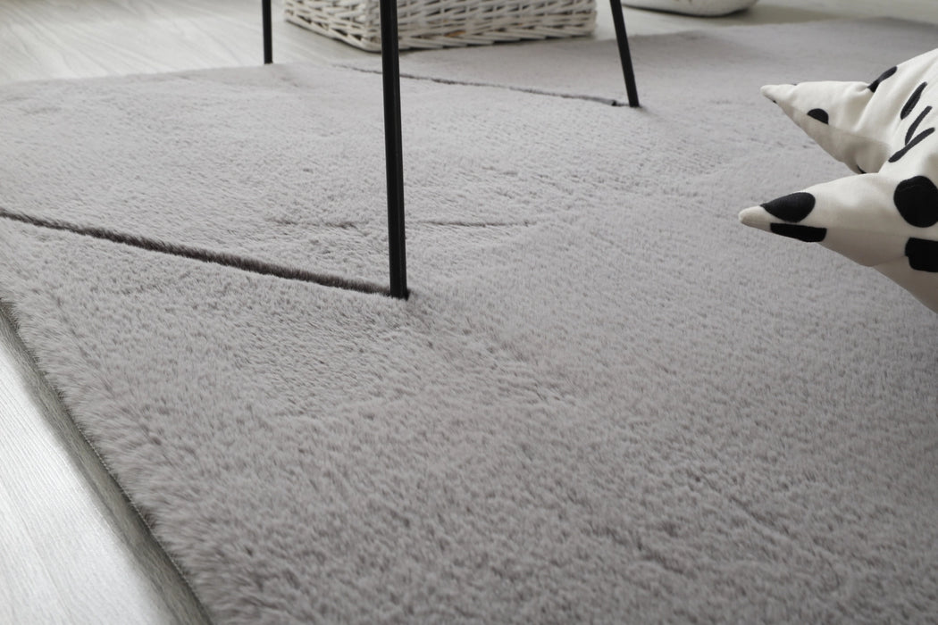 Covor pufos gri deschis tip blanita, textura moale si placuta, ideal pentru utilizare zilnica in living
