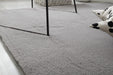 Covor pufos gri deschis tip blanita, textura moale si placuta, ideal pentru utilizare zilnica in living