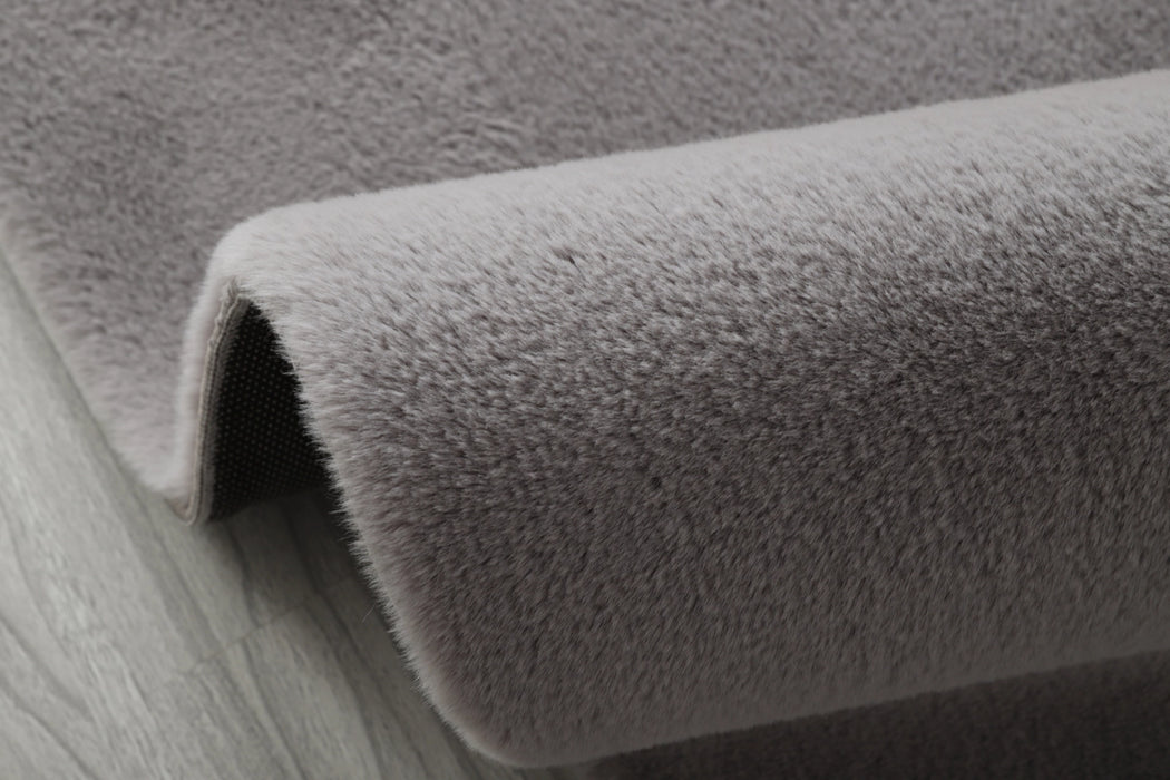 Covor pufos gri deschis pentru living, gros si moale, tip blanita, ideal pentru confort si design modern
