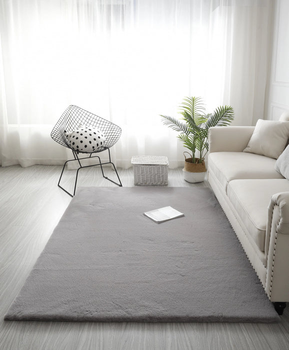 Covor pufos gri deschis pentru living, tip blanita, design modern si elegant, ideal pentru orice interior