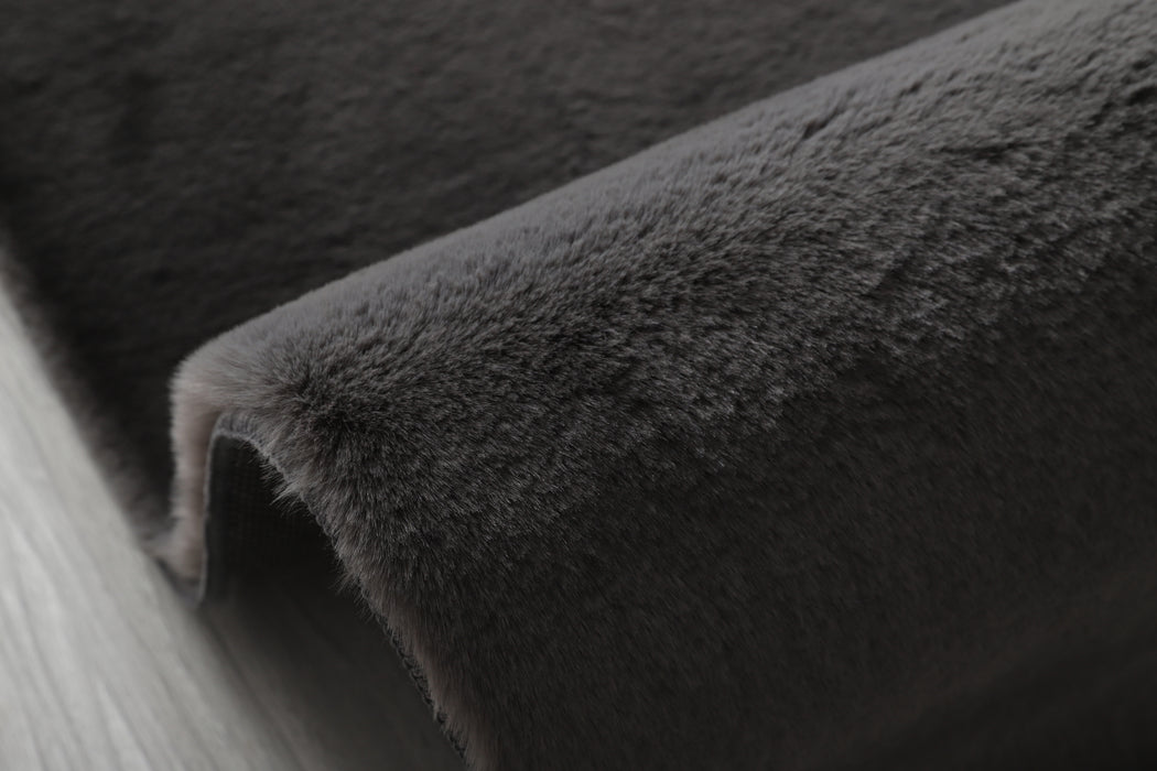 Covor pufos gri inchis tip blanita, textura moale si placuta, ideal pentru utilizare zilnica in living