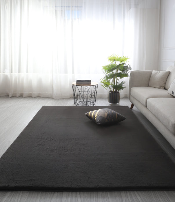 Covor pufos gri inchis pentru living, stil elegant, tip blanita, perfect pentru decor modern si confort