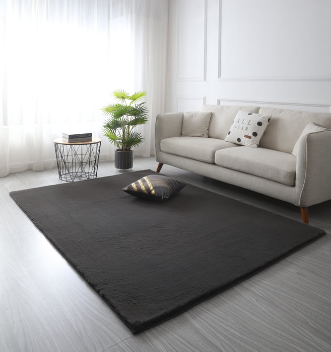 Covor pufos gri inchis pentru living, tip blanita, design modern si elegant, ideal pentru orice interior