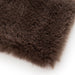 Detaliu covor pufos maro tip blanita, textura moale si deasa, perfect pentru confort si aspect premium