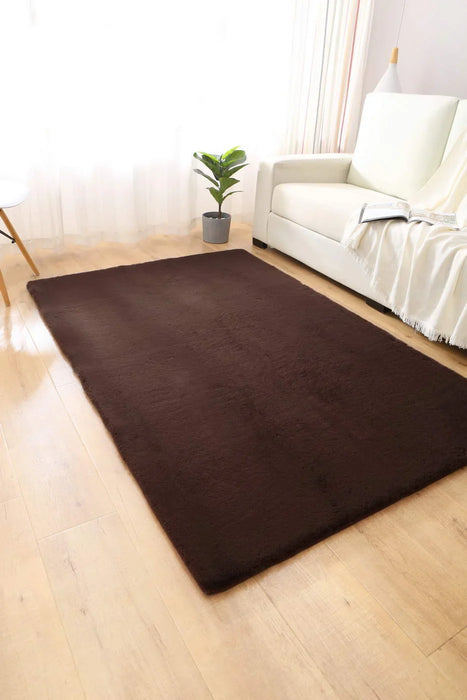 Covor pufos maro pentru living, tip blanita, design modern si elegant, ideal pentru un ambient cald