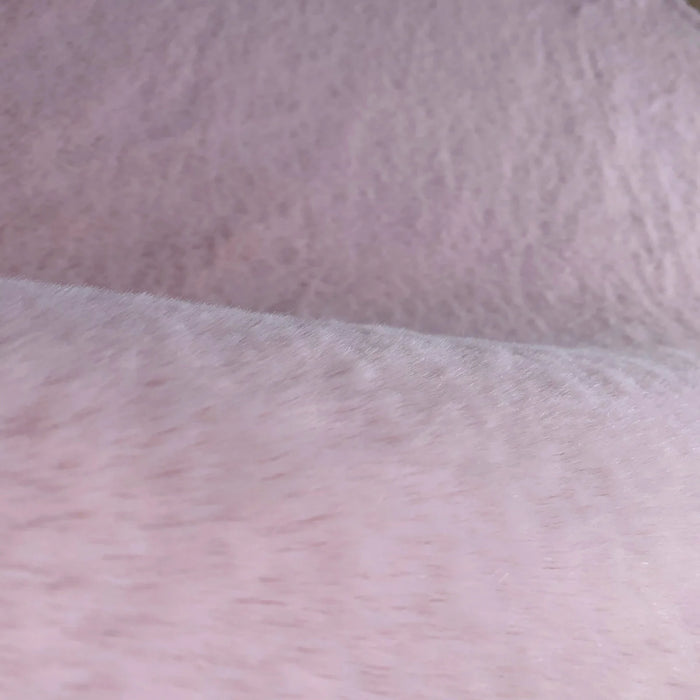 Covor pufos roz tip blanita, textura fina si placuta la atingere, ideal pentru confort si relaxare