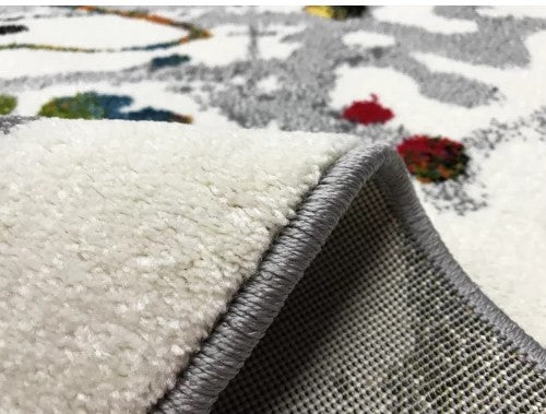 Covor rezistent pentru living si dormitor, realizat din materiale de calitate pentru utilizare indelungata.