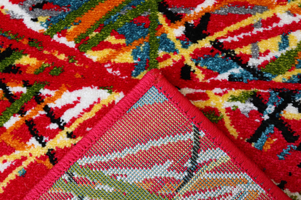 Baza covor rosu abstract din material textil rezistent, covor living stabil si durabil pentru confort zilnic