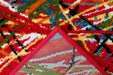 Baza covor rosu abstract din material textil rezistent, covor living stabil si durabil pentru confort zilnic