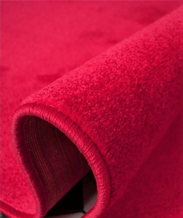 Covor rosu gros si moale, detalii material premium, covor camera confortabil si durabil pentru utilizare zilnica