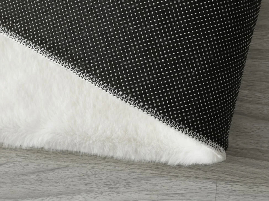 Covor rotund alb pufos pentru living, tip blanita, gros si confortabil, ideal pentru decor elegant