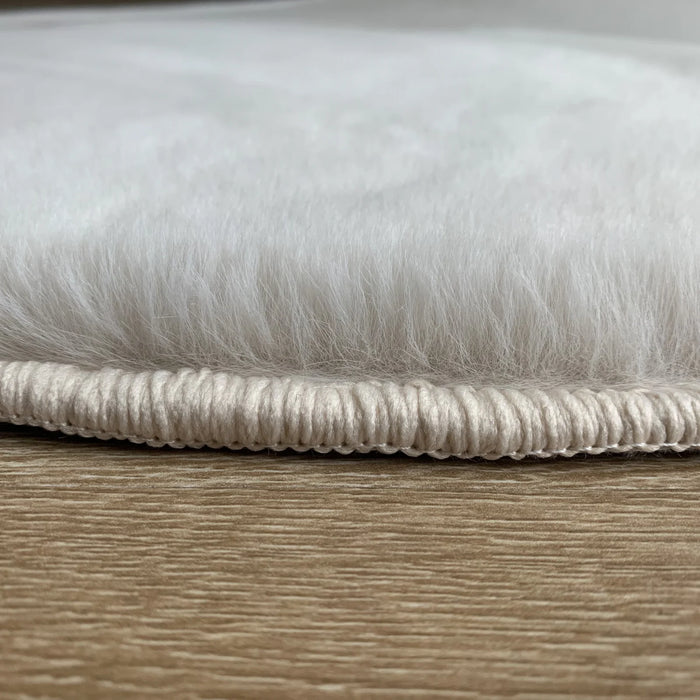 Covor rotund crem pufos pentru living, tip blanita, gros si confortabil, ideal pentru un decor elegant
