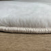 Covor rotund crem pufos pentru living, tip blanita, gros si confortabil, ideal pentru un decor elegant