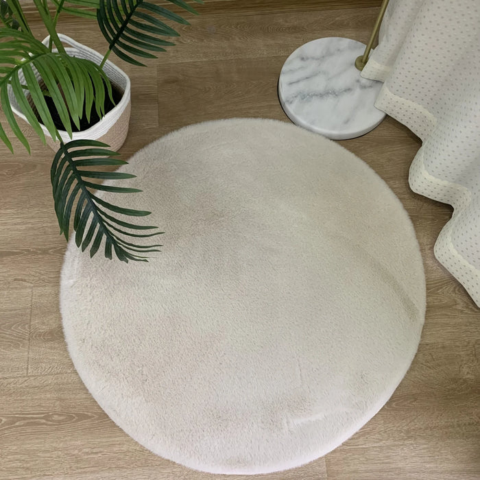 Covor rotund pufos crem pentru living, tip blanita, design modern si elegant, ideal pentru decor luminos