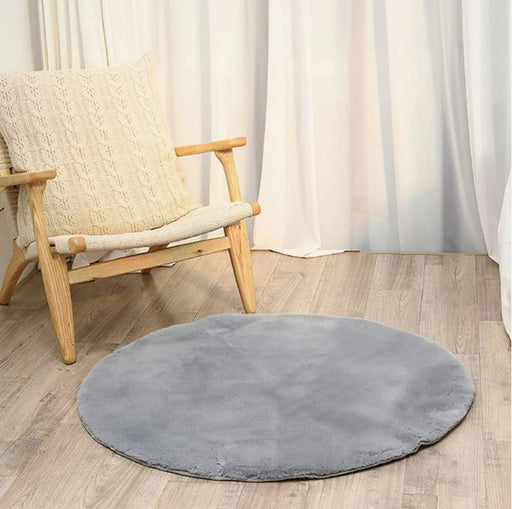 Covor rotund pufos gri pentru living, tip blanita, design modern si elegant, ideal pentru decor confortabil