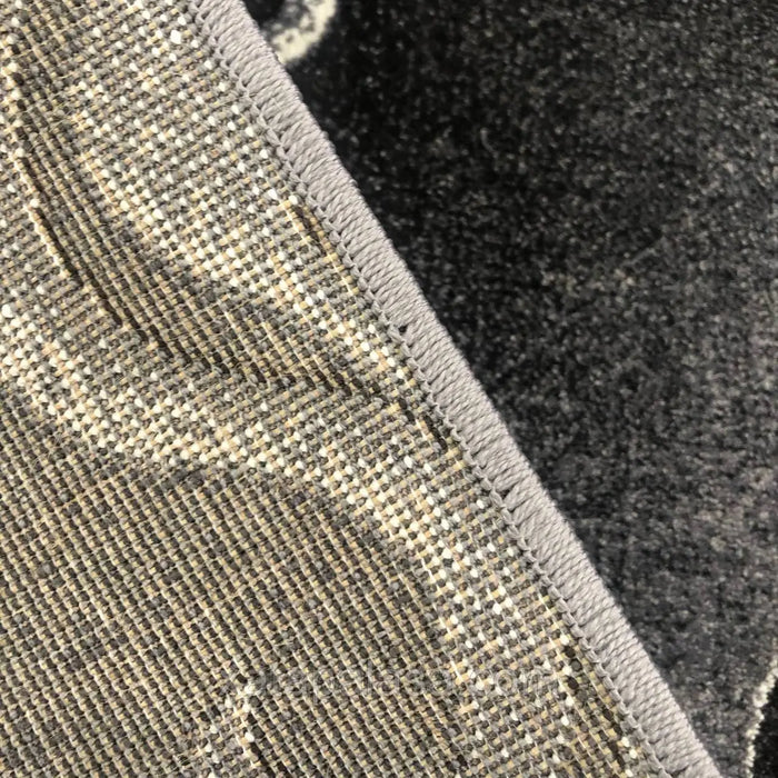 Spate covor gri cu baza antiderapanta si stabilitate sporita pe podea