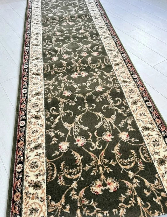 Covor traditional verde pentru hol lung cu model ornamental clasic