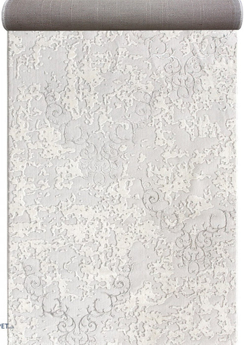 Covor traversa alba cu model discret potrivit pentru interior elegant
