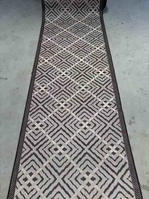 Covor traversa maro pentru bucatarie, design geometric elegant si baza antialunecare pentru stabilitate pe gresie