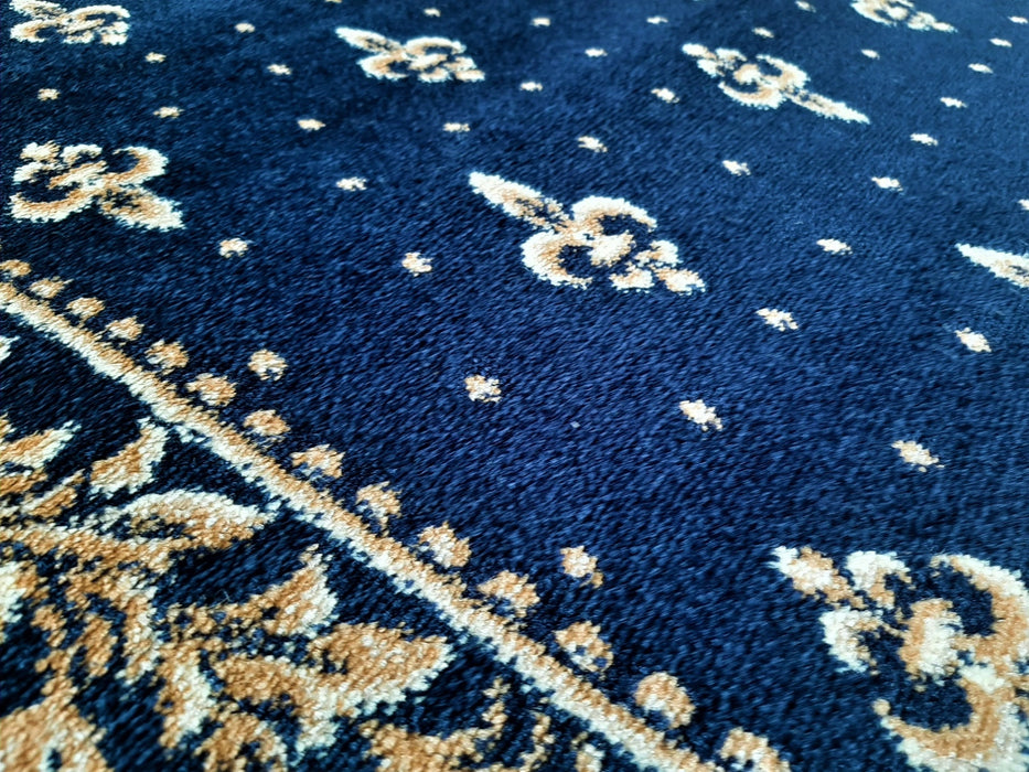 Detaliu bordura aurie pe covor bisericesc albastru inchis