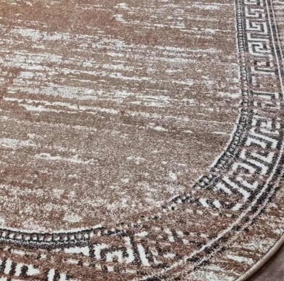 Detaliu bordură decorativă tip grecească pe covor oval bej maro