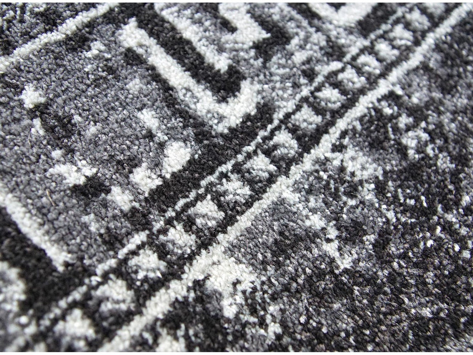 Detaliu bordură decorativă tip grecească și textură pe covor oval gri închis