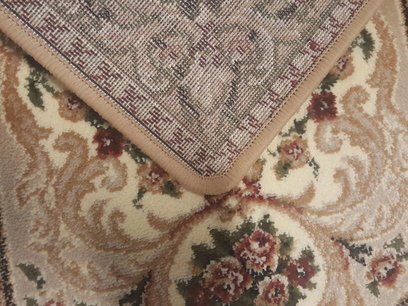 Detaliu colț și finisaj covor clasic floral bej