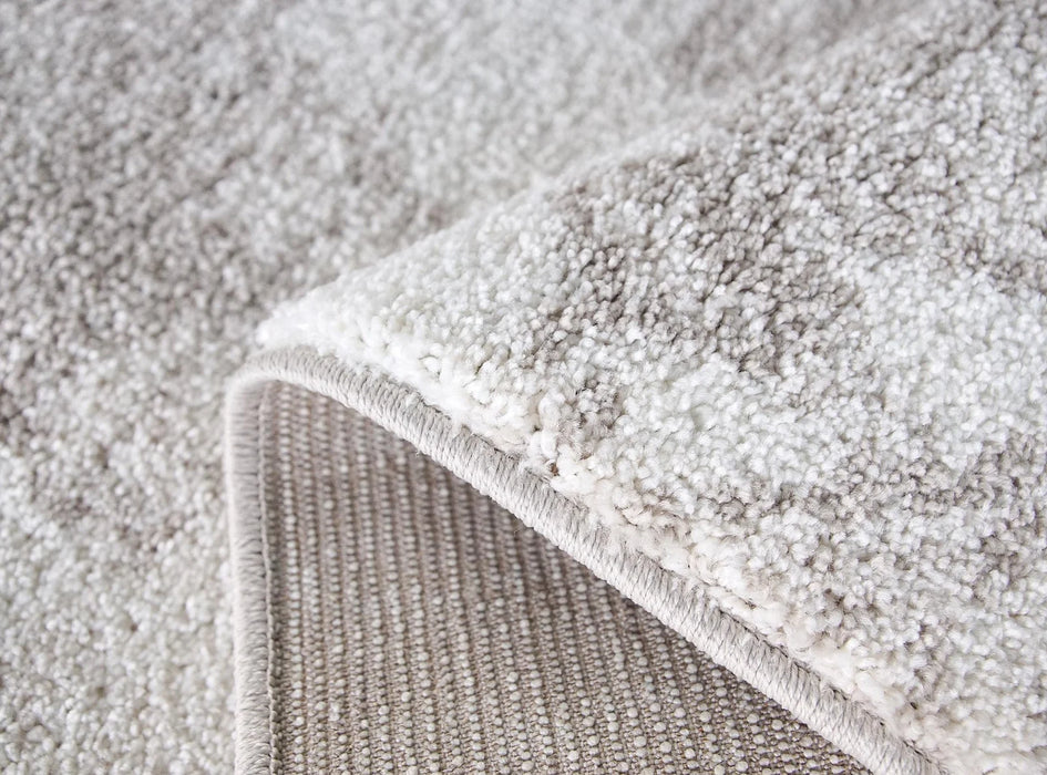 detaliu colt la covor crem bej