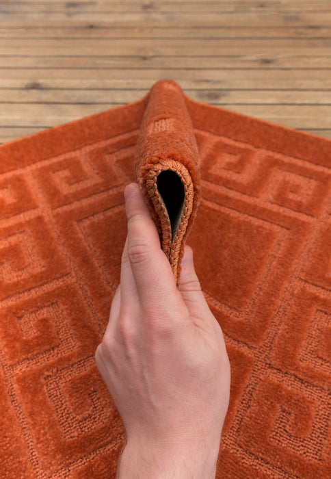 detaliu covor baie portocaliu model geometric covoras baie modern pentru baie