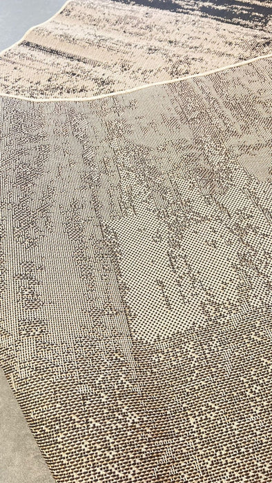 detaliu covor bej maro textura moderna material durabil covor pentru living si bucatarie