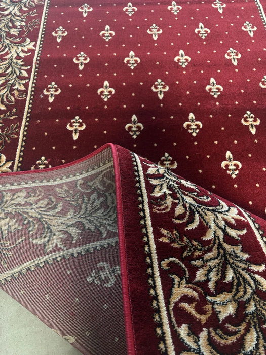 Detaliu covor bisericesc cu crini grena, model clasic