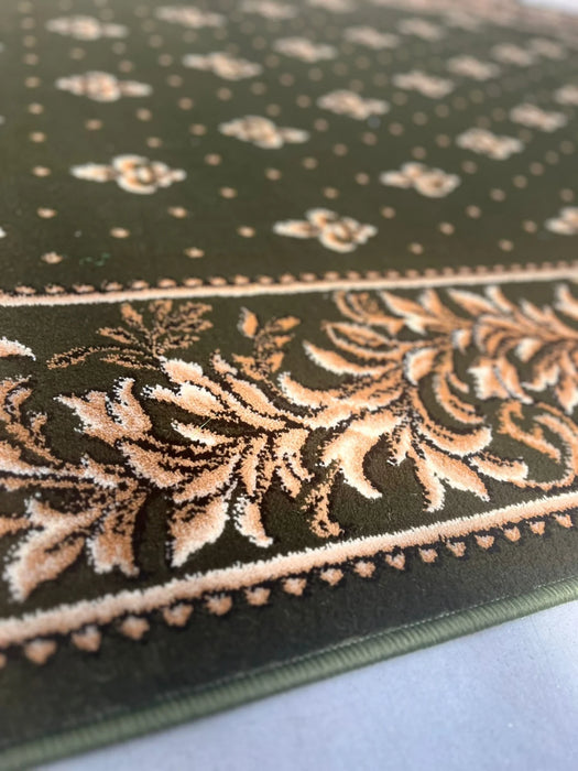 Detaliu covor bisericesc oval verde cu crini ornamentali