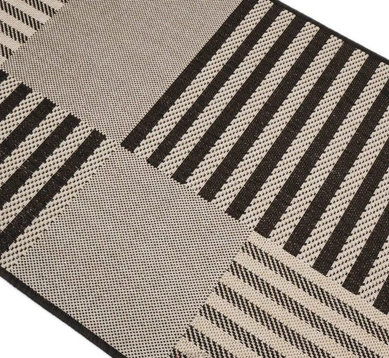 detaliu covor bucatarie crem maro model liniar material rezistent si usor de curatat